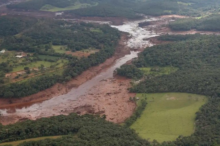 Foto mostra rastro de lama deixada em Brumadinho
