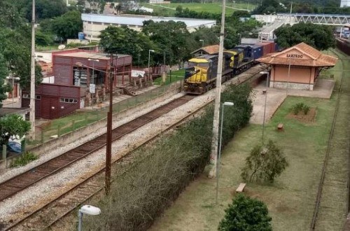 Foto mostra trem da MRS Logística chegando em pátio