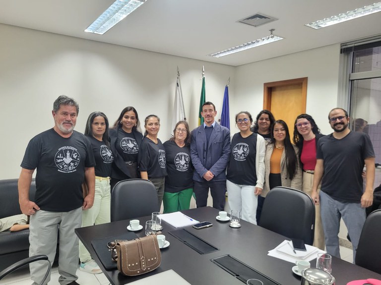 Um grupo de onze pessoas posa, em pé. Grupo é formado por representantes das comunidades atingidas, representantes da ATI e pelo procurador da República.