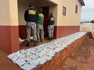 Na imagem a equipe e a apreensão do agrotóxico.