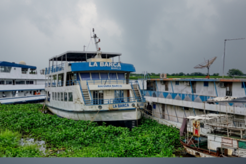 Foto mostra a embarcação La Barca com sinais visíveis de estragos