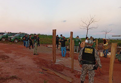 Imagem da equipe fiscalizando terra indígena.