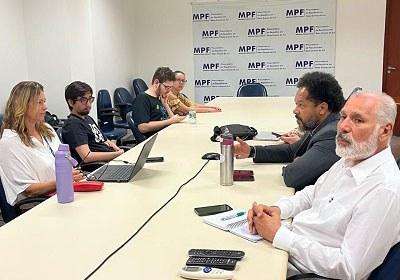 Foto dos integrantes do Fórum durante a reunião.