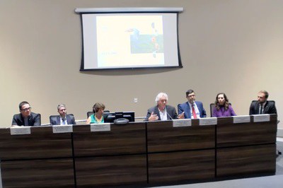 Imagem da mesa de abertura do evento.