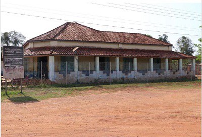 Imagem da fachada da escola na Aldeia Cachoeirinha.