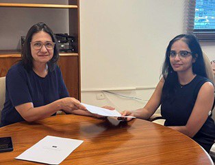 Foto da vereadora Luiza Ribeiro entregando o documento a Procuradora Regional dos Direitos do Cidadão (PRDC), Samara Yasser Yassine Dalloul