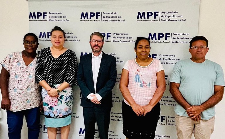Foto do procurador-chefe do MPF/MS, Luiz Eduardo Camargo Outeiro Hernandes, com a presidente da Associação da Comunidade Negra Rural Quilombola, , Lucineia Domingos, e três representantes da comunidade.