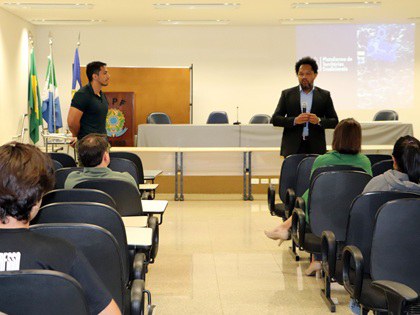 Imagem dos palestrantes no evento.