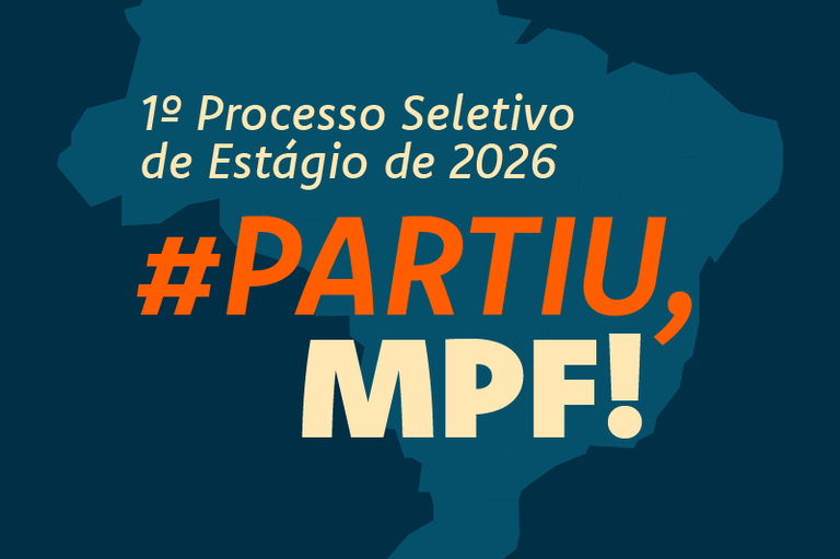 Banner de fundo azul escuro, com o mapa do Brasil em tonalidade semelhante. No topo, lê-se “1º Processo Seletivo de Estágio de 2026“, em amarelo, acompanhado de um elemento gráfico em forma de estrela, também em amarelo. Ao centro, em destaque, há a frase “#PARTIU, MPF!”, com “#PARTIU,” em laranja, e “MPF!” em azul amarelo.
