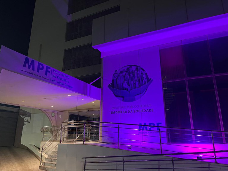 foto da fachada do prédio do MPF em Cuiabá com iluminação lilás