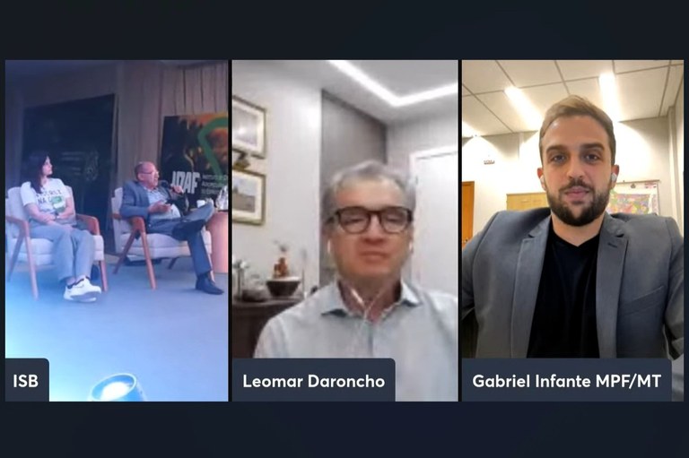 A imagem anexa é um screenshot de uma videoconferência ou transmissão ao vivo no estilo painel, dividida em três colunas verticais, com três participantes em destaque. A coluna da esquerda mostra duas pessoas sentadas em poltronas, em um cenário que parece ser um evento ou palco com iluminação suave, sendo possível identificar o logo "IRAF" (Instituto de Referência da Agricultura Familiar) ao fundo. A coluna central foca em um homem de óculos e cabelo grisalho, usando fones de ouvido e olhando diretamente para a câmera, com a legenda Leomar Daroncho abaixo dele. A coluna da direita exibe um homem mais jovem, com barba, vestindo um blazer cinza, também olhando para a câmera e com a legenda Gabriel Infante MPF/MT. Há uma tarja preta no canto inferior esquerdo com as letras ISB. O estilo geral sugere um debate, seminário ou entrevista transmitida online, possivelmente abordando temas relacionados à agricultura familiar ou direito, dado o contexto das legendas e do logo.