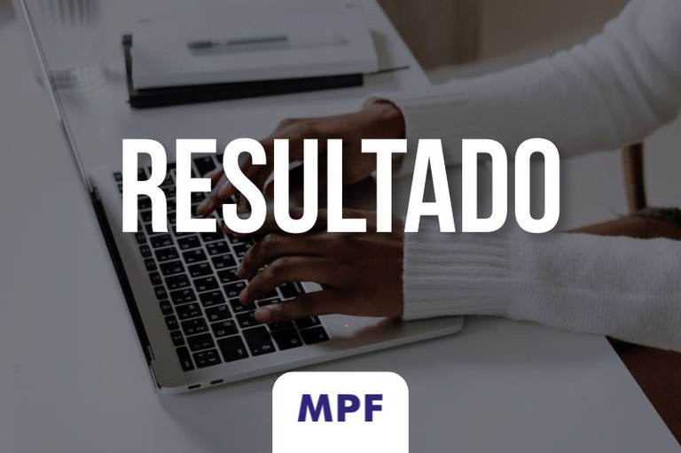 Mãos digitam em um notebook prata. Sobre a foto, a palavra Resultado e, abaixo, um selo branco com a sigla MPF em azul.