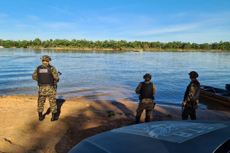 Militares fazem ação de fiscalização nas margens do rio Araguaia