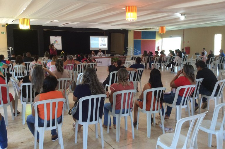 Escuta pública MPEduc reúne comunidade e gestores do município de Nossa Senhora do Livramento, em Mato Grosso. Os procuradores do MPF estão usando a camisa branca do projeto MPEduc.