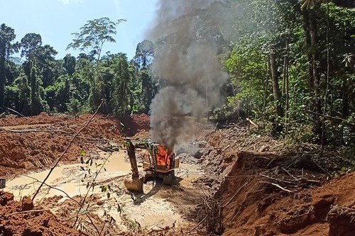 Foto mostra um maquinário usado para mineração ilegal sendo destruído