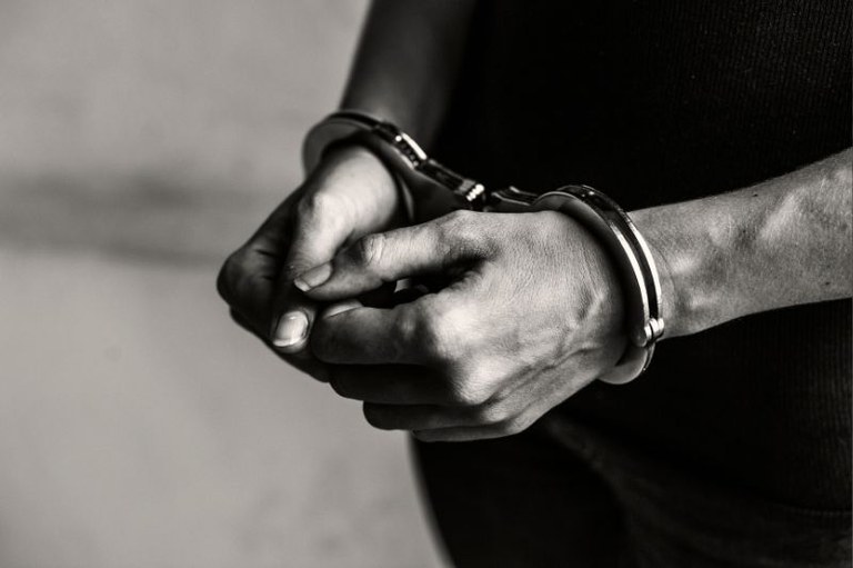 Imagem em detalhe de uma pessoa algemada