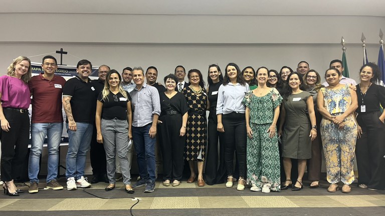 Foto de um grupo de servidores do MPF/MT, todos me pé, homens e mulheres, posam para registro de uma capacitação.