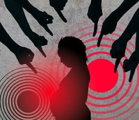 A imagem mostra uma silhueta de uma mulher grávida de perfil, destacada por um fundo cinza com círculos concêntricos vermelhos ao redor dela. Várias mãos apontam dedos em direção à mulher.