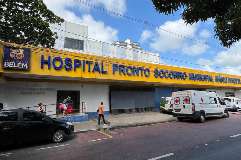 Foto da fachada do Hospital Pronto Socorro Mário Pinotti com carros estacionados na frente