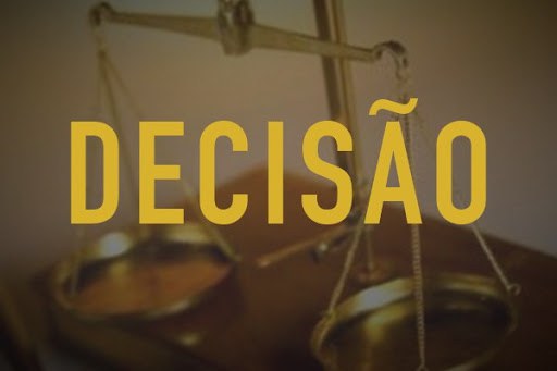 Arte retangular mostra com foto ao fundo de uma balança em tons dourados e, em primeiro plano, a palavra “Decisão” escrita em letras amarelas.