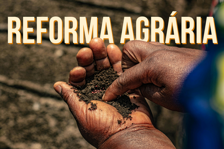 #ParaTodosVerem: A imagem mostra uma mão aberta segurando terra escura, enquanto a outra mão, parcialmente visível, toca a terra com a ponta dos dedos. Ao fundo, há um solo desfocado. Na parte superior, em letras grandes e amarelas com sombra alaranjada, está escrito "REFORMA AGRÁRIA".