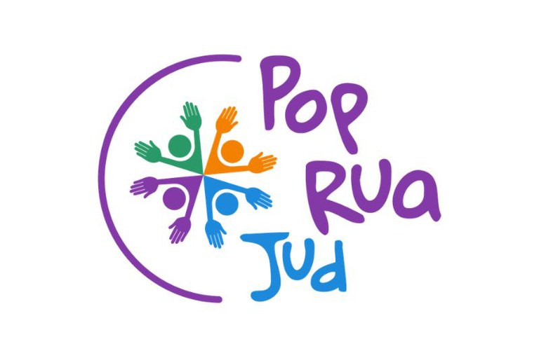 Logotipo em fundo branco com arco roxo, quatro silhuetas coloridas em círculo e o texto Pop Rua Jud em letras roxas e azuis.