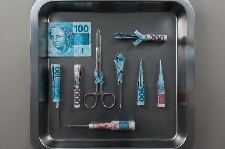 Arte em estilo fotorrealista com bandeja metálica de instrumentos cirúrgicos contendo uma cédula de 100 reais e instrumentos cirúrgicos feitos com notas de reais enroladas.