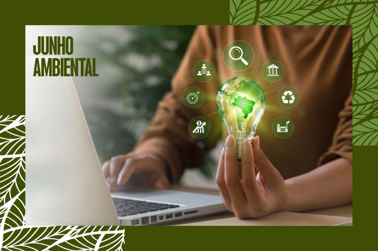 Foto em plano médio foca nas mãos de uma pessoa que segura uma lâmpada acesa com o mapa do Brasil e ícones ecológicos flutuando ao redor, enquanto a outra mão digita em um laptop sobre a mesa. A imagem tem uma moldura verde com desenhos de folhas nos cantos e a expressão Junho Ambiental no canto esquerdo superior
