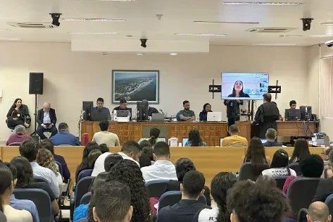 Fotografia da sala do Tribunal do Júri Federal em Marabá (PA), em 09/04/2025, com pessoas sentadas durante a audiência.