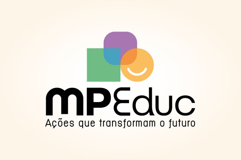 A imagem apresenta o logotipo do projeto MPEduc, uma iniciativa voltada para a área da educação no Brasil. No topo, há uma sobreposição de quatro formas geométricas coloridas com certa transparência, criando novas cores onde elas se cruzam. Quadrado verde, quadrado roxo (com cantos arredondados, círculo Amarelo/Laranja, intersecção azul.Abaixo do símbolo, lê-se o nome "MPEduc" em uma fonte preta, robusta e personalizada. Na base, há o slogan escrito "Ações que transformam o futuro".