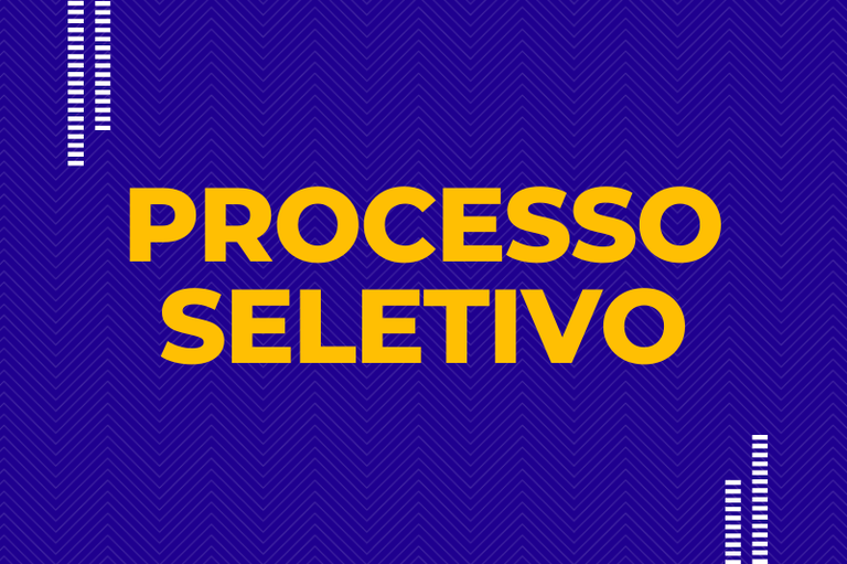 A imagem tem um fundo azul com um padrão de linhas diagonais em zigue-zague. No centro, há um texto em letras guardadas e amarelas escritas "PROCESSO SELETIVO". Nos cantos superior esquerdo e inferior direito, há pequenos elementos gráficos compostos por várias linhas brancas dispostas na vertical, formando padrões geométricos.