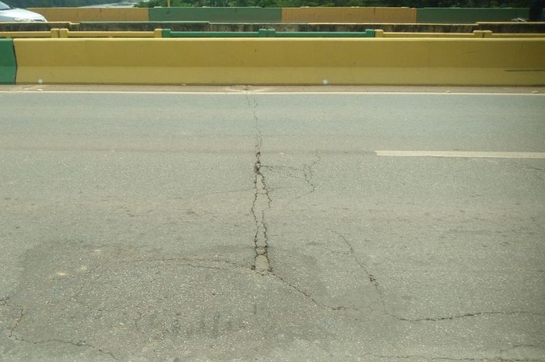 Foto mostra ponte com rachaduras