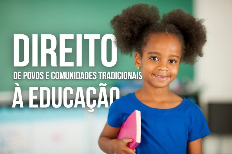 Foto de uma menina que sorri e segura um livro rosa em uma sala de aula. O texto diz: "Direito de povos e comunidades tradicionais à educação".