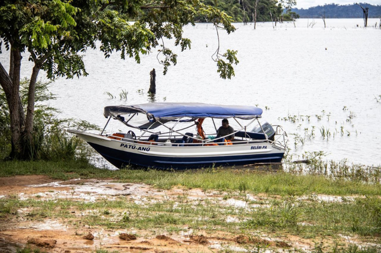 Fotos de um barco azul e branco nomeado "Patú-anú" em um ambiente fluvial em zona rural.