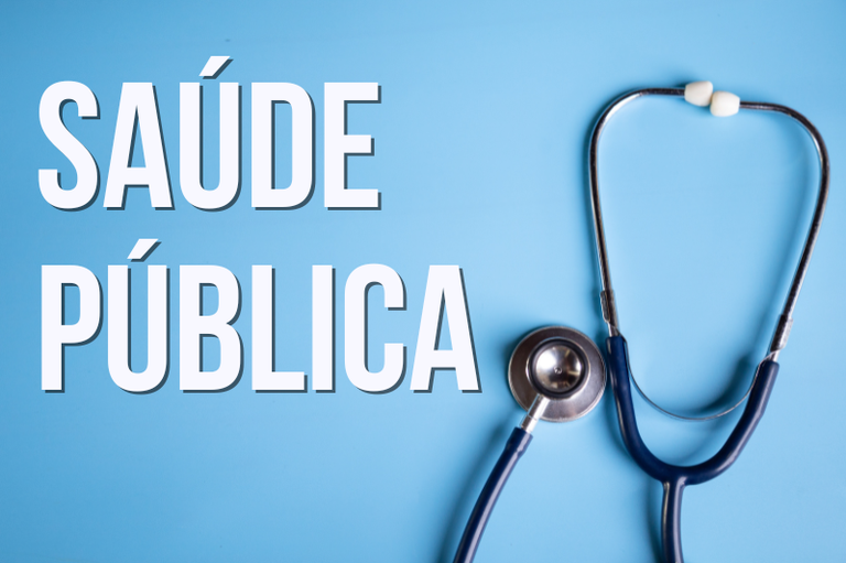 #ParaTodosVerem: A imagem possui um fundo azul claro com um estetoscópio de tubo azul e peças metálicas posicionado à direita. À esquerda, em letras grandes brancas, está escrito "SAÚDE PÚBLICA" em duas linhas.