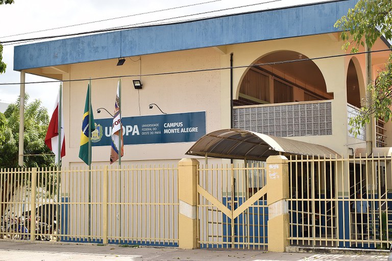 Foto mostra uma campus da Ufopa, uma construção de dois andares de paredes beges e grandes claras.