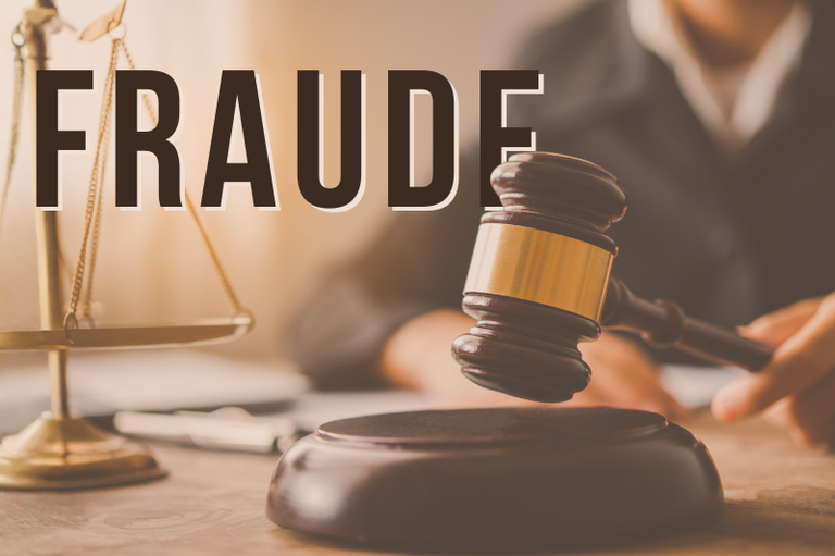 A palavra "FRAUDE" em letras maiúsculas sobrepõe a imagem de um martelo de madeira de juiz. Ao fundo, uma balança da justiça dourada desfocada