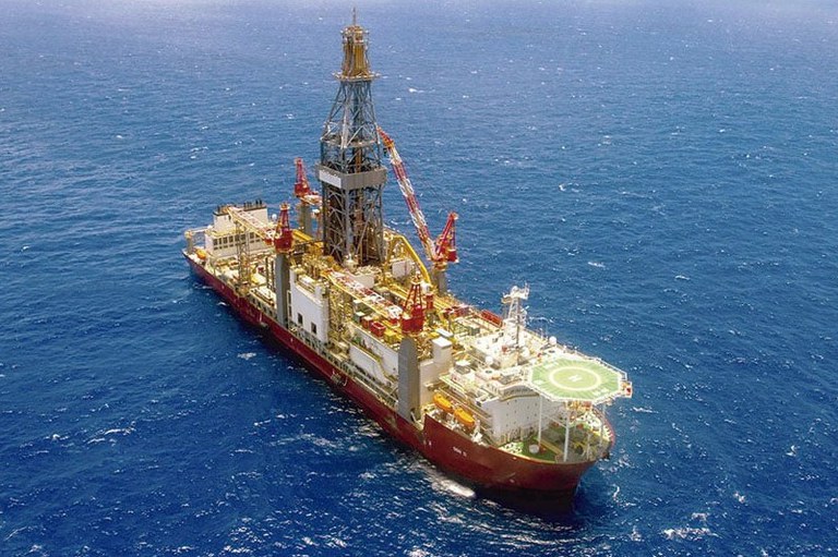 Foto mostra um navio sonda navegando