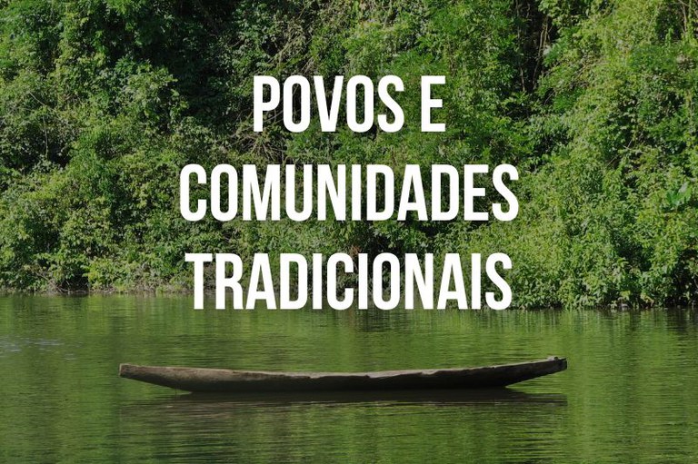 Foto de canoa de madeira que flutua sobre rio cercado por floresta densa. No centro da imagem, em letras brancas, está escrito "Povos e Comunidades Tradicionais".