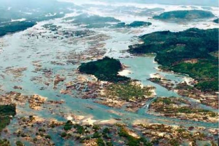 Vista aérea do Pedral do Lourenção, área do Rio Tocantins com pedrais, canais estreitos, bancos de areia e pequenas ilhas, cercado por floresta.