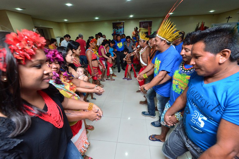 Foto mostra indígenas de mãos dadas comemorando a declaração da Terra Indígena Kaxuyana/Tunayana