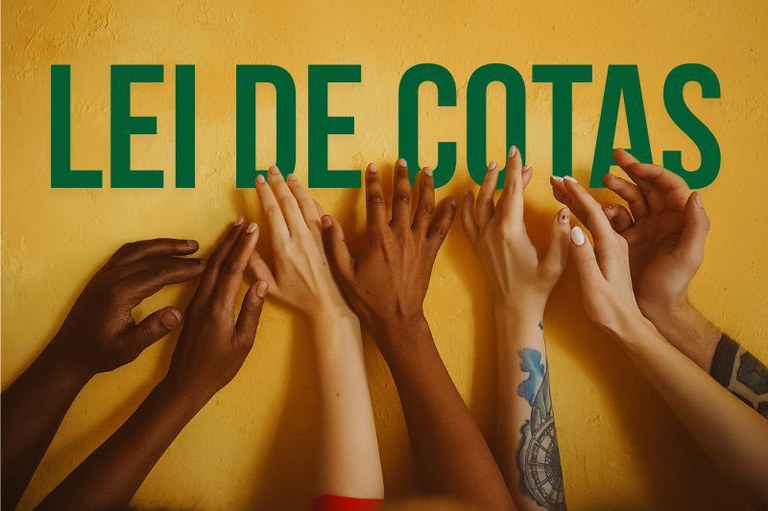 Foto com fundo amarelo texturizado exibe o texto "Lei de Cotas" em letras maiúsculas verdes. Abaixo da frase, uma fileira de mãos e braços de pessoas com diversos tons de pele se sobrepõe.