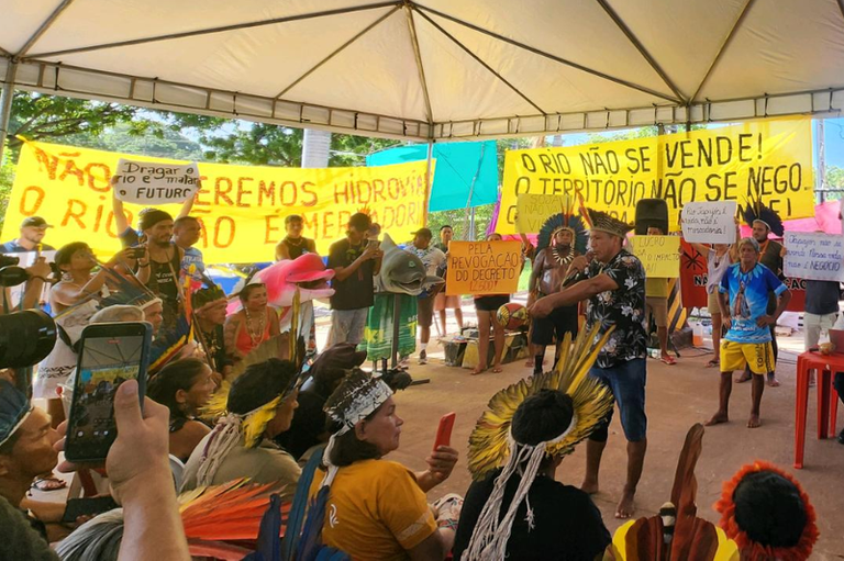 #ParaTodosVerem: Foto de manifestantes indígenas  sob tenda com faixas e cartazes contra a dragagem do Tapajós.