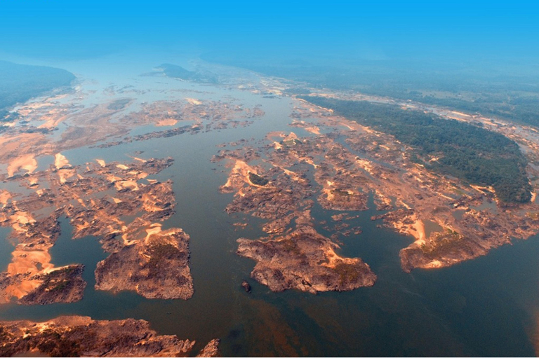 Foto aérea de área do rio Tocantins com diversas formações rochosas que afloram durante o período de estiagem. A área é chamada de Pedral do Lourenço.