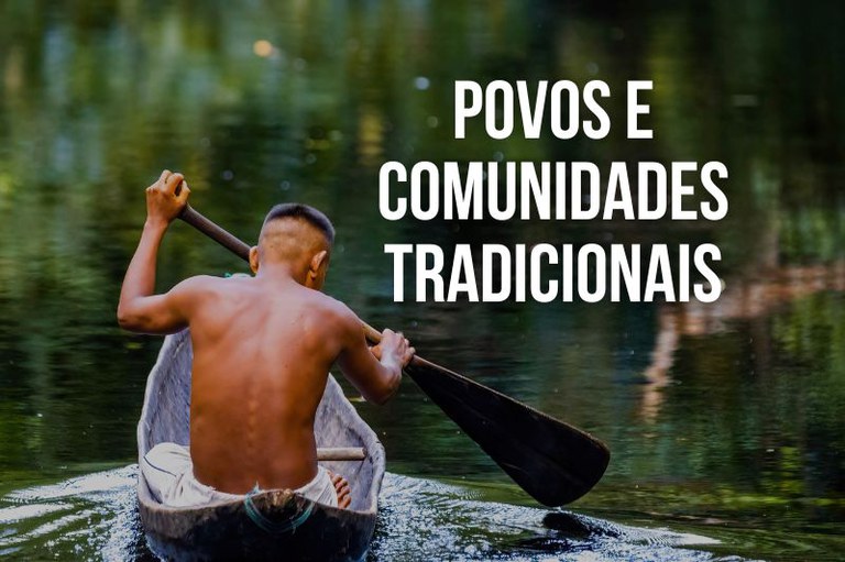 Arte mostra uma pessoa remando em uma canoa em um corpo de água cercado por vegetação. A pessoa está de costas, sem camisa, e segurando um remo. No lado direito da imagem, há um texto em letras maiúsculas e brancas que diz: "Povos e Comunidades Tradicionais".