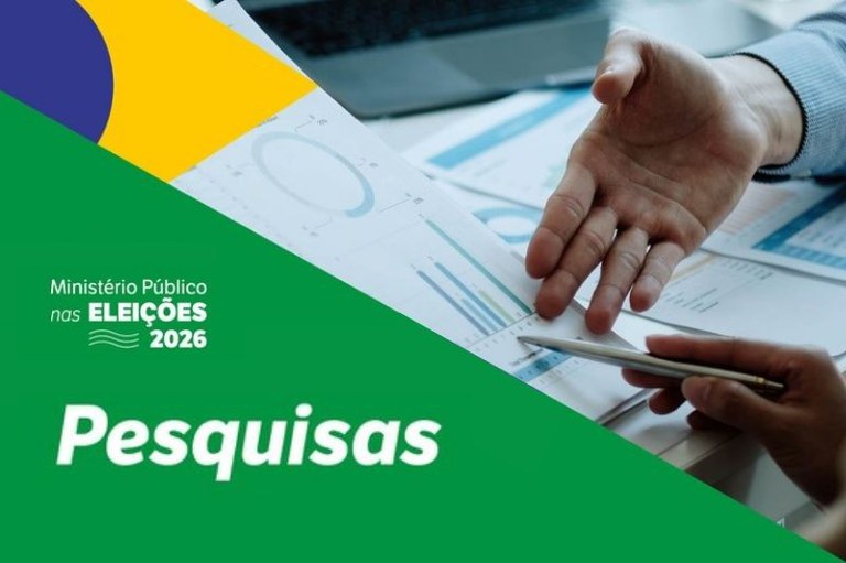 Mãos analisam gráficos impressos sobre uma mesa. À esquerda, faixa verde com o texto "Ministério Público nas Eleições 2026" e "Pesquisas".