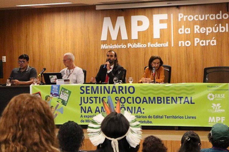 Foto mostra mesa do evento composta por representantes de diversos órgãos.