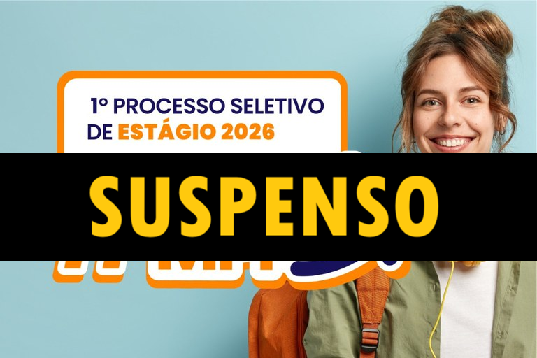 A imagem mostra um cartaz com fundo azul‑claro. À direita, há uma jovem sorridente, de cabelo castanho‑claro preso, vestindo jaqueta verde e mochila laranja. À esquerda, dentro de uma moldura branca e laranja, lê‑se o texto 1º Processo Seletivo de Estágio 2026. Sobre o centro da imagem, uma faixa preta com letras grandes amarelas diz SUSPENSO, indicando que o processo seletivo foi interrompido.