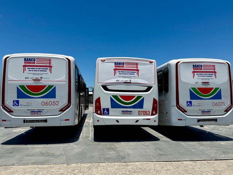 Busdoor Banco Vermelho.jpeg