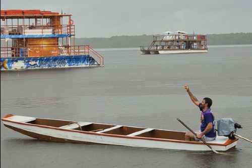 Imagem de um pescador saindo com seu barco